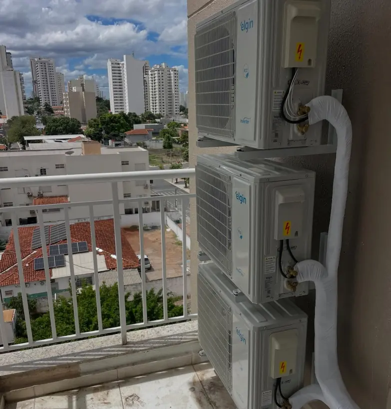 Condensadoras instaladas em suportes na sacada de um apartamento