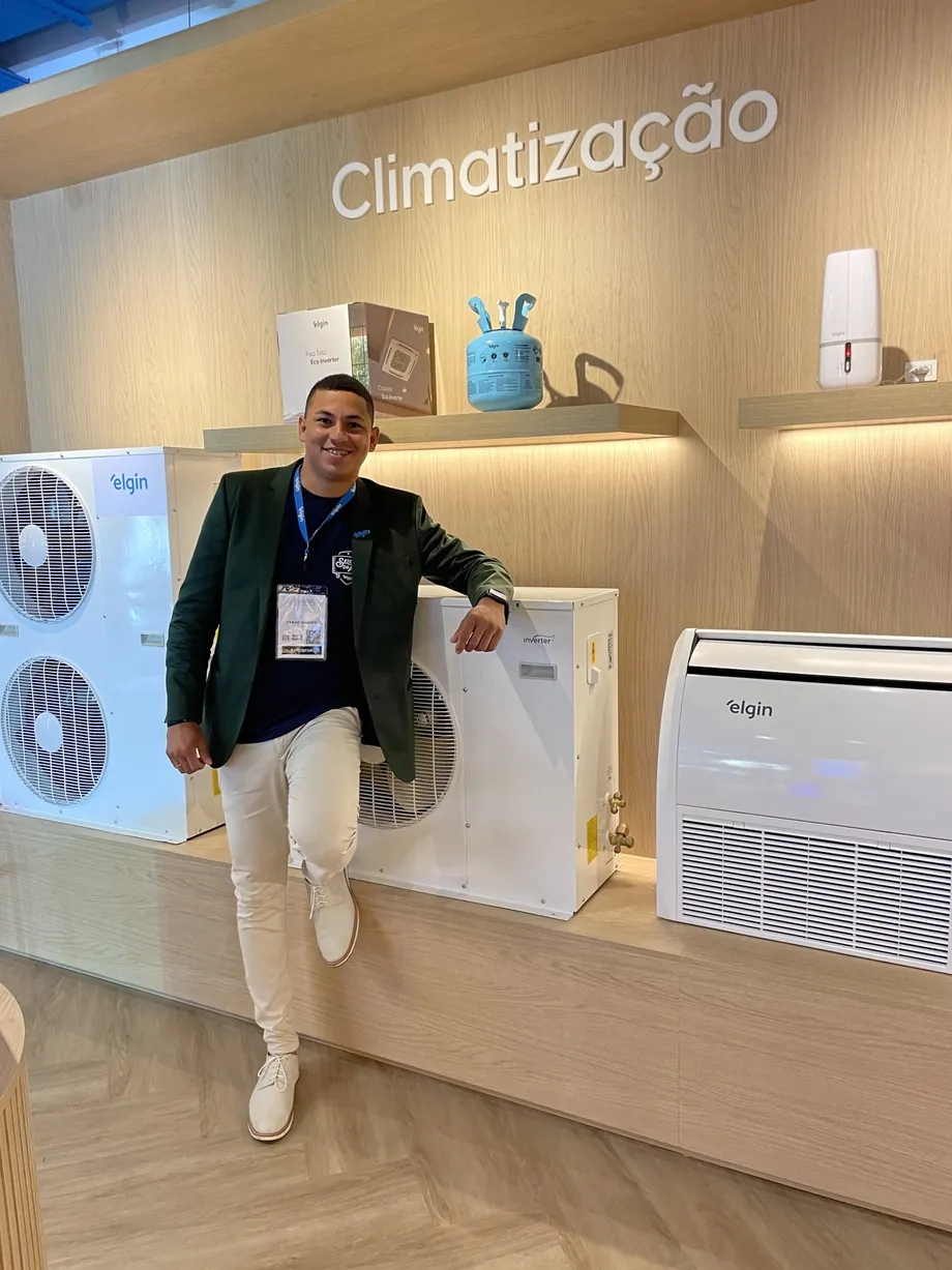 Tyago Soares, técnico em mecânica de climatização, ao lado de equipamentos de ar-condicionado